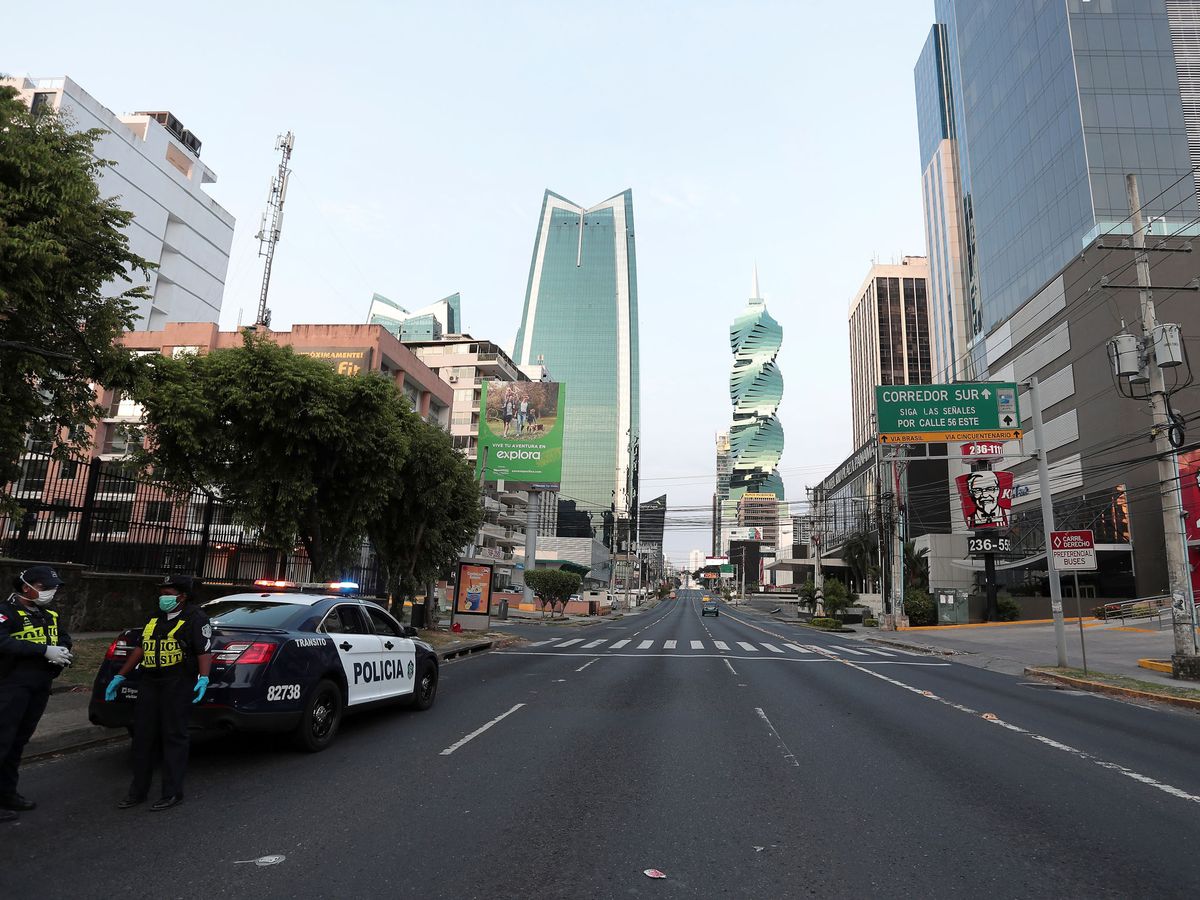 Foto: Oficiales de policía en las calles vacías de Ciudad de Panamá. (Reuters)