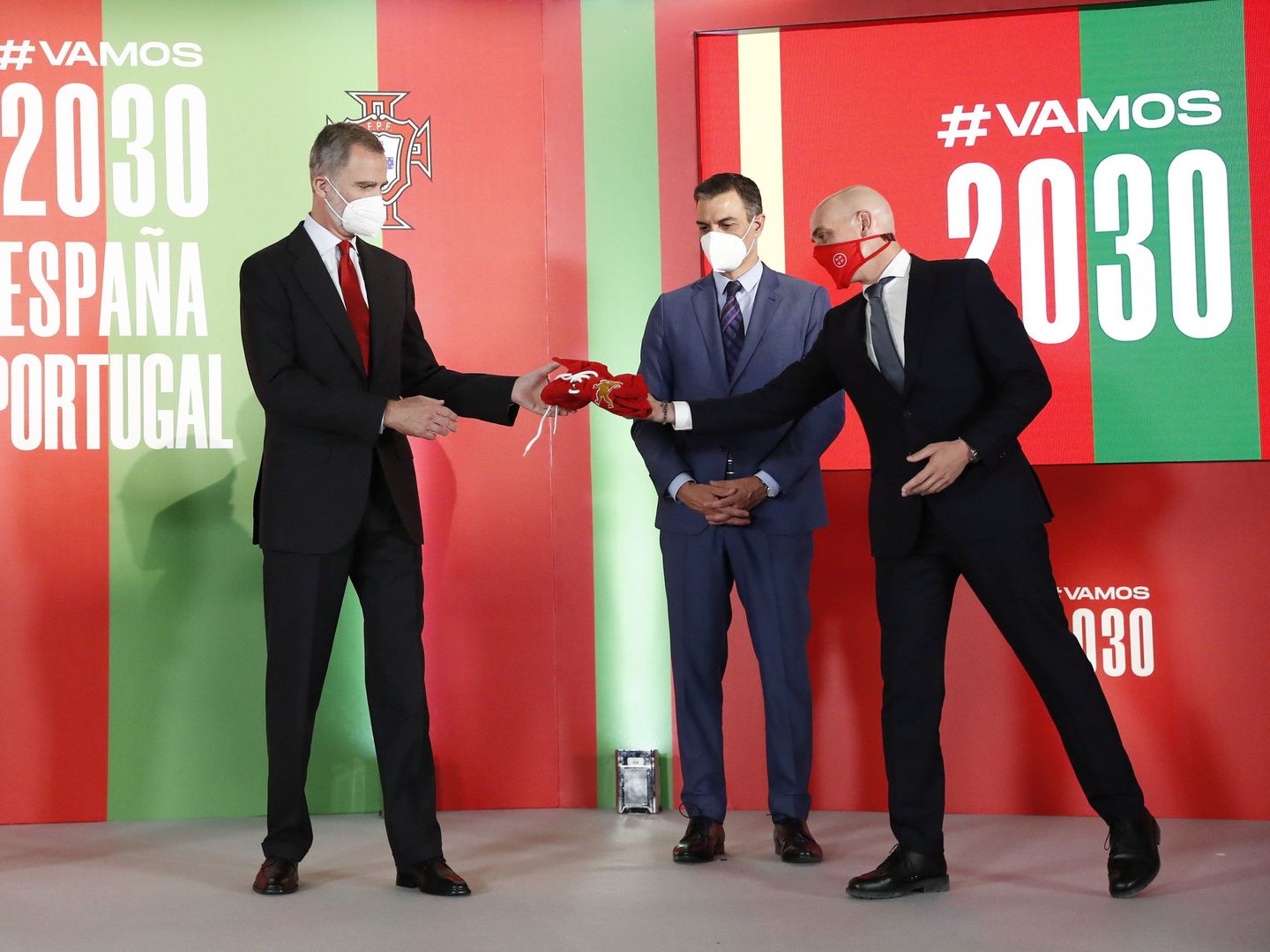 El rey Felipe VI, el presidente del Gobierno de España, Pedro Sánchez, y Luis Rubiales durante un acto de la candidatura del mundial de fútbol 2030. (EFE)