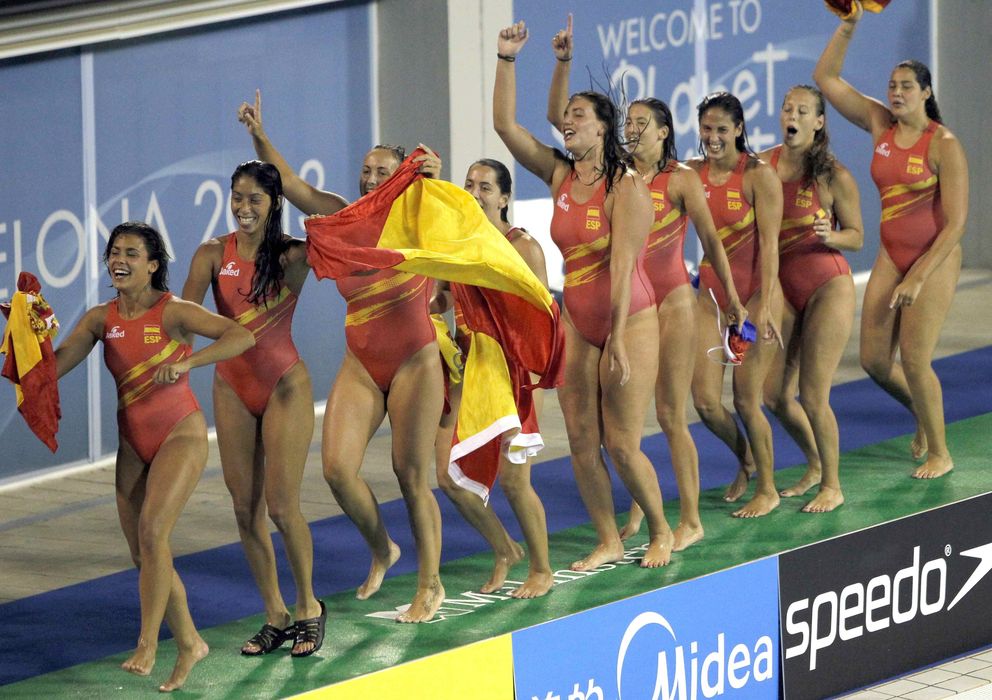 Foto: La selección femenina de waterpolo tras proclamarse campeona del mundo (Efe).