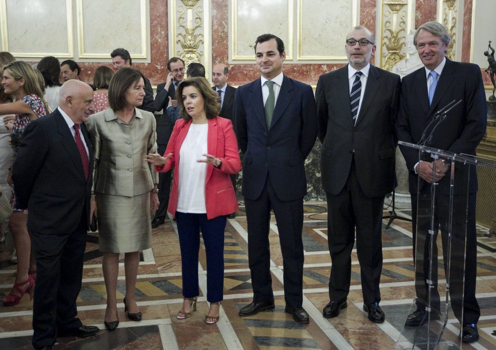 Foto: El presidente (centro) y otros cuatro consejeros, junto a la vicepresidenta, Soraya Sáenz de Santamaría.