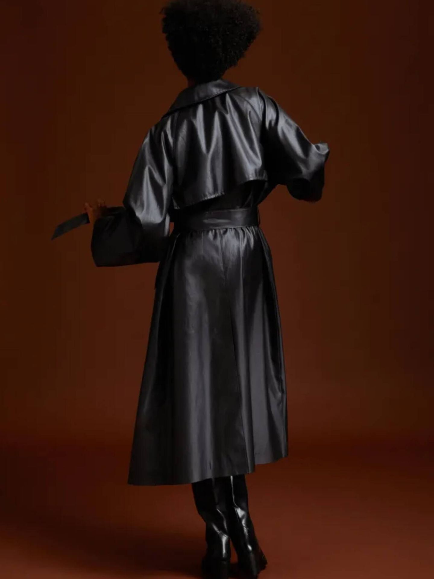 Suma puntos de tendencia con este abrigo negro de H&M. (Cortesía)