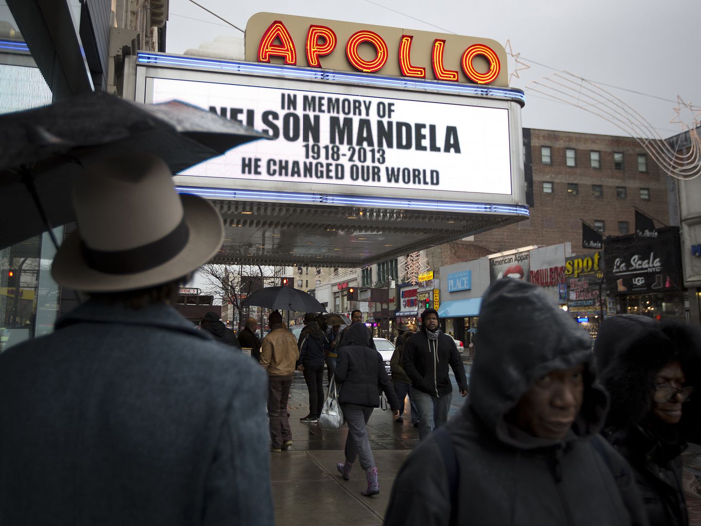 Ciudadanos de Harlem pasan ante el emblemático Teatro Apollo (Reuters).