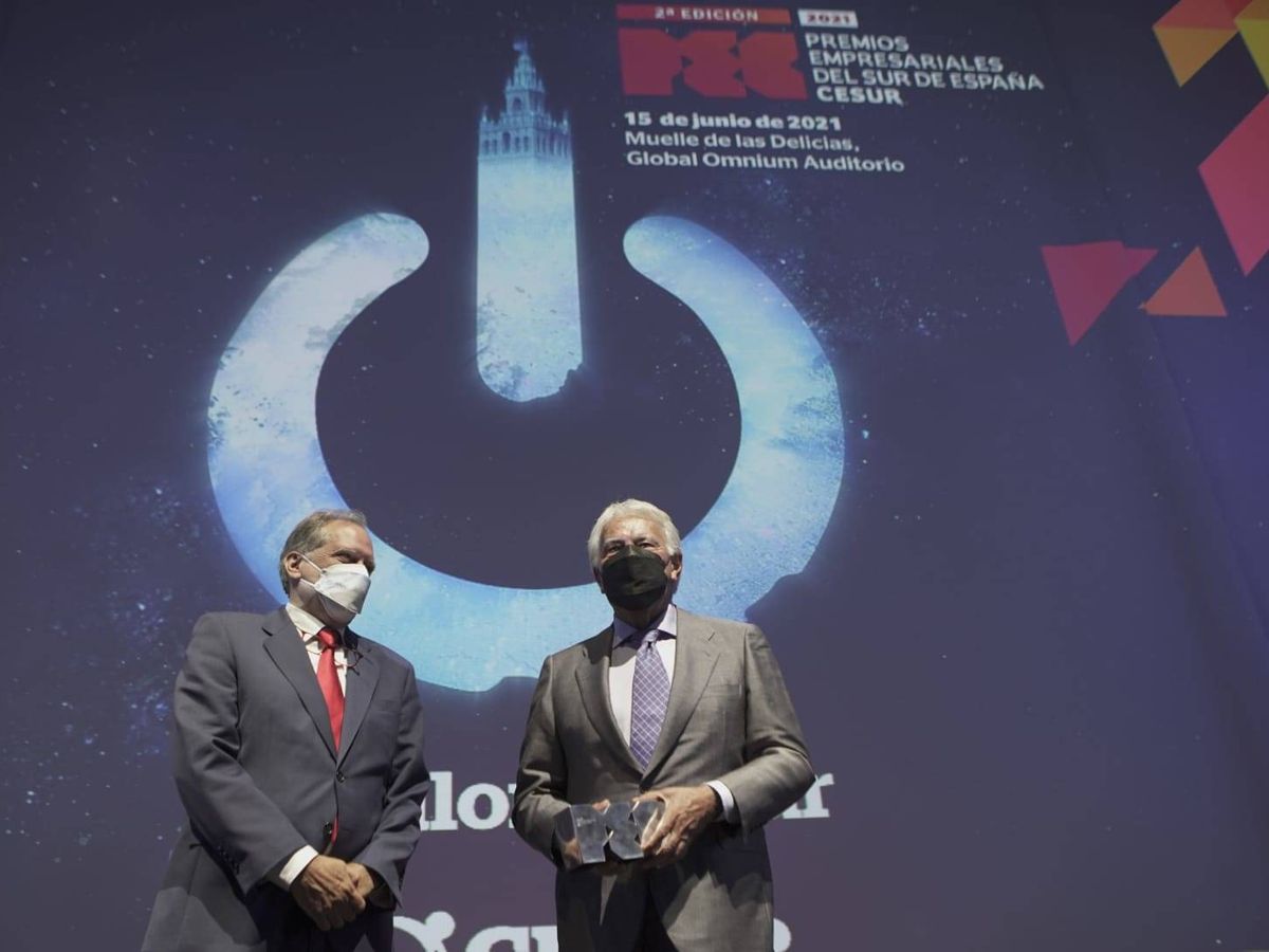 Foto: El expresidente del Gobierno Felipe González, con el presidente de Cesur, Juan Iturri. 