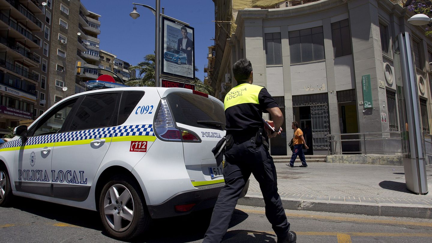Un policía local de Málaga, en pleno servicio (EFE/Daniel Pérez)