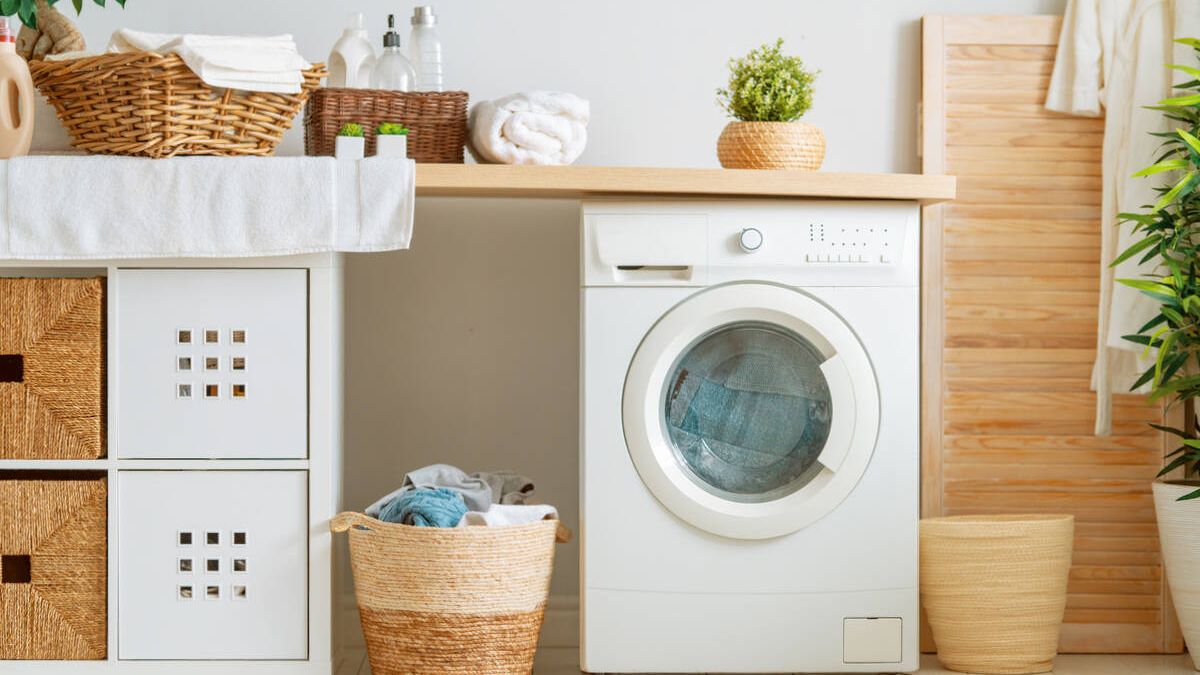 ¿Es posible ahorrar poniendo la lavadora? Consejos que ayudan a tu bolsillo (y a tu ropa)