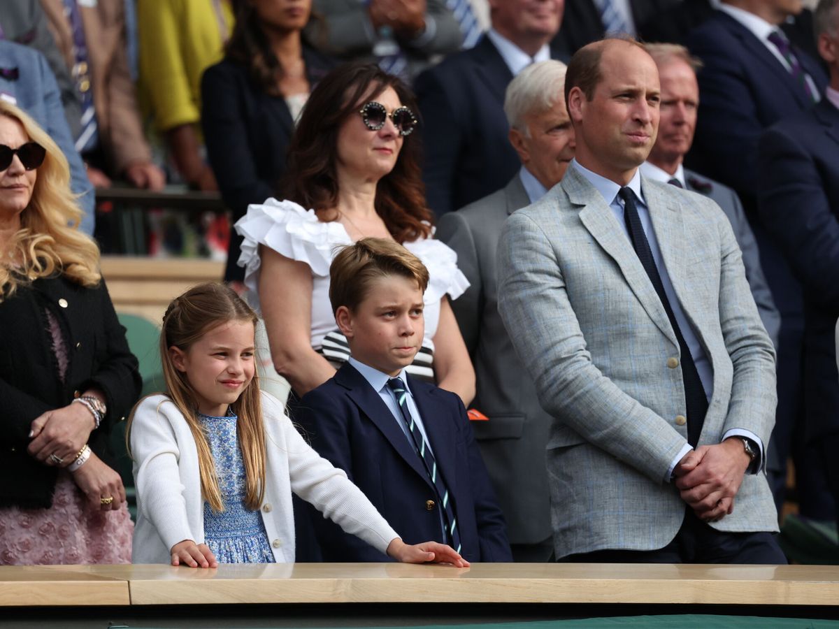 Foto: El príncipe de Gales y sus dos hijos mayores, en Wimbledon. (EFE/EPA/Neil Hall)