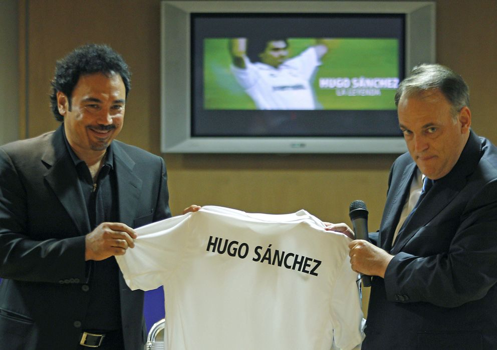 Foto: Hugo Sánchez y Javier Tebas en la sede de la Liga de Fútbol Profesional (Efe). 