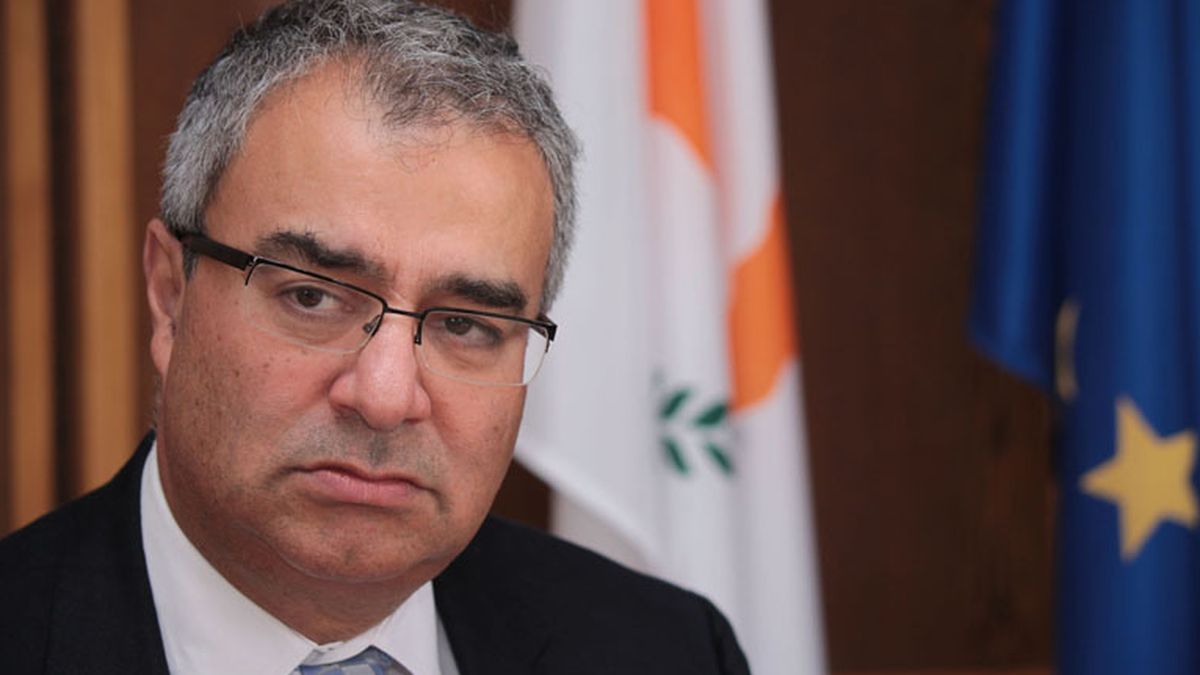 El gobernador del Banco Central de Chipre dimite por las diferencias con el Gobierno