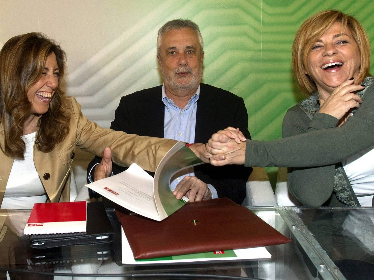 Foto: Los expresidentes de Andalucía, Susana Díaz (izq.) y José Antonio Griñán (centro), junto a la ex vicesecretaria general del PSOE, Elena Valenciano. (EFE)