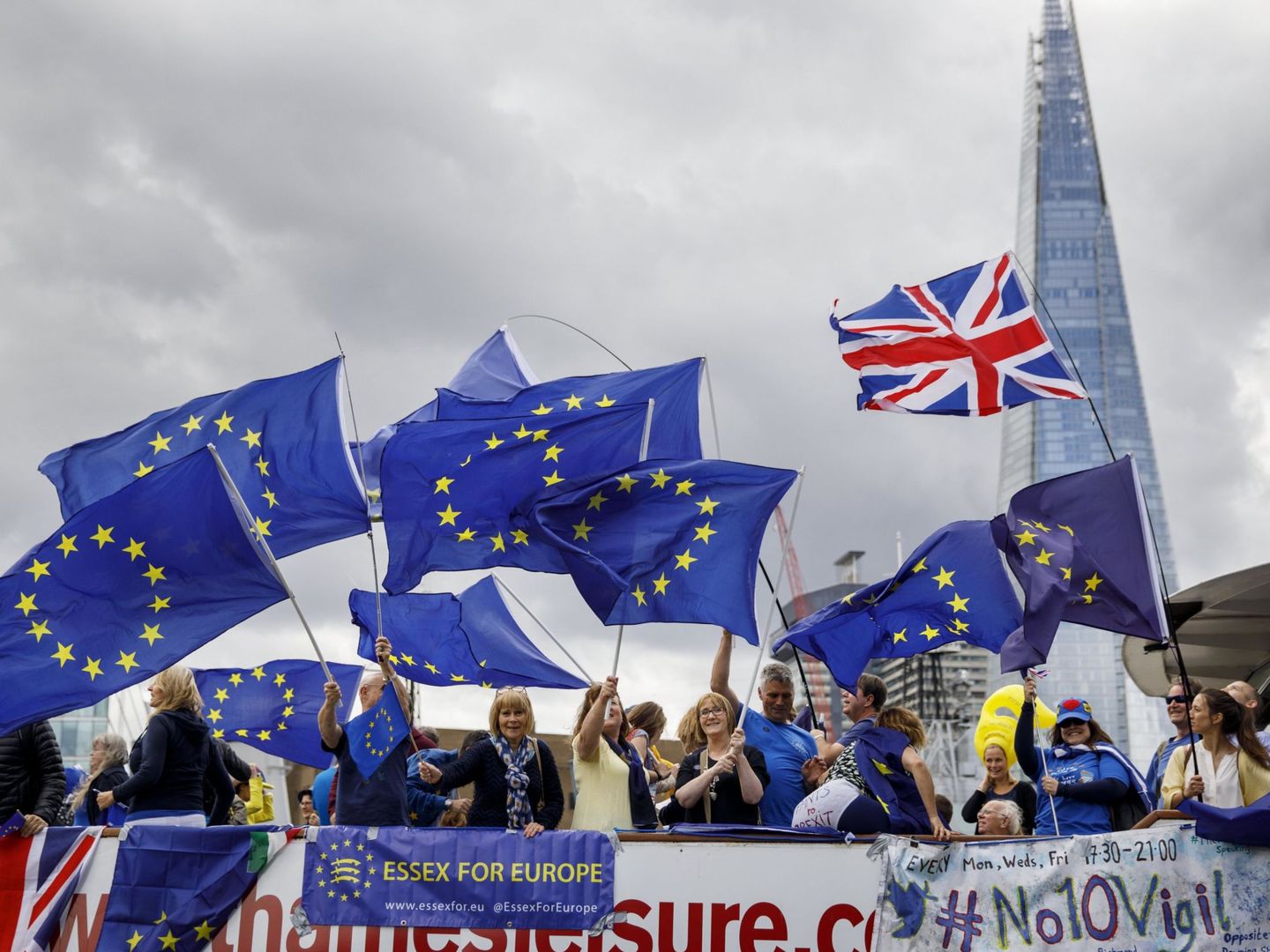 Varias personas con banderas de la Unión Europea protestan contra el Brexit en un barco por el río Támesis, en Londres. (EFE)