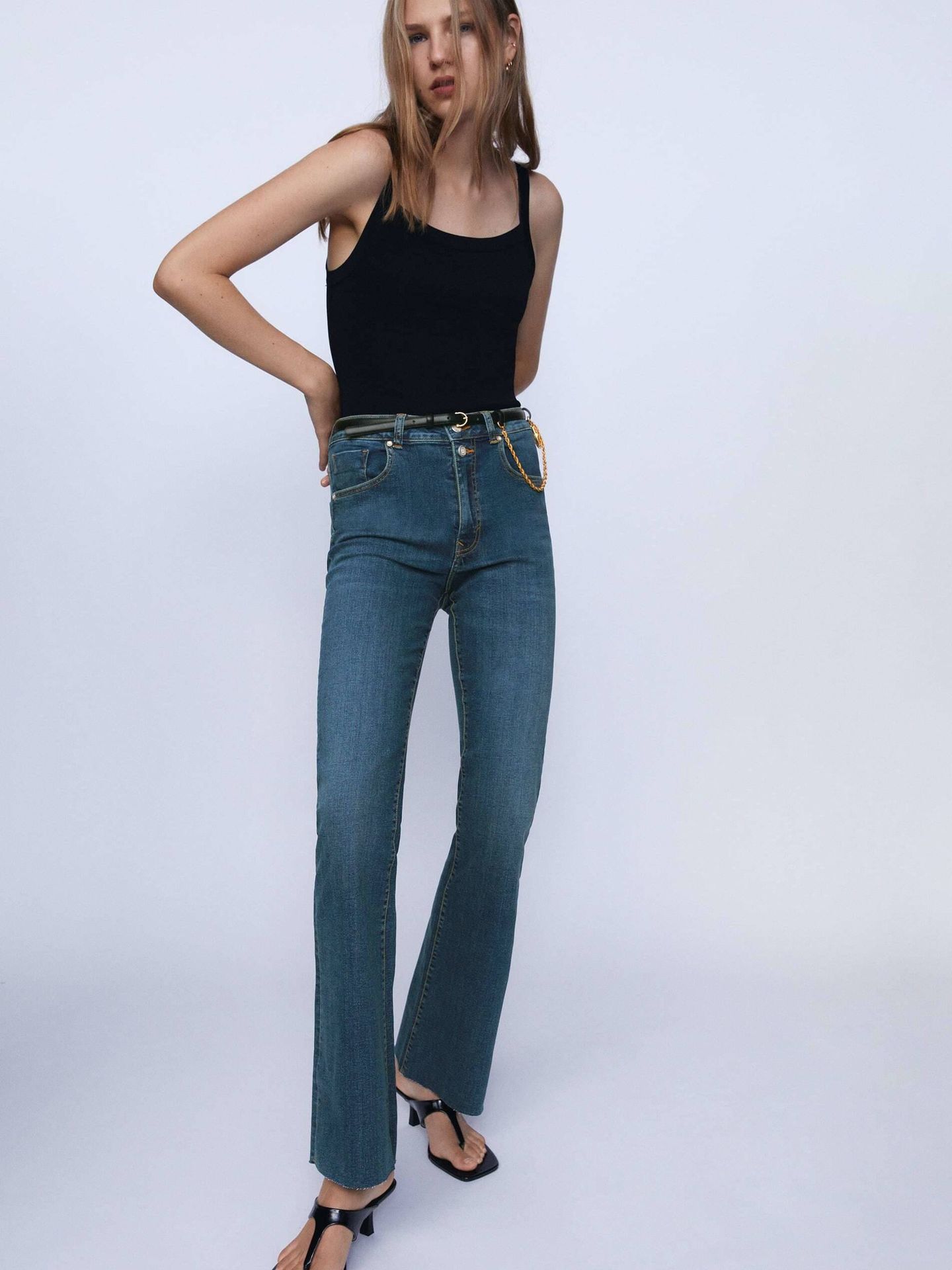 Solo Zara podía crear jeans de campana que hacen alta incluso a las bajitas