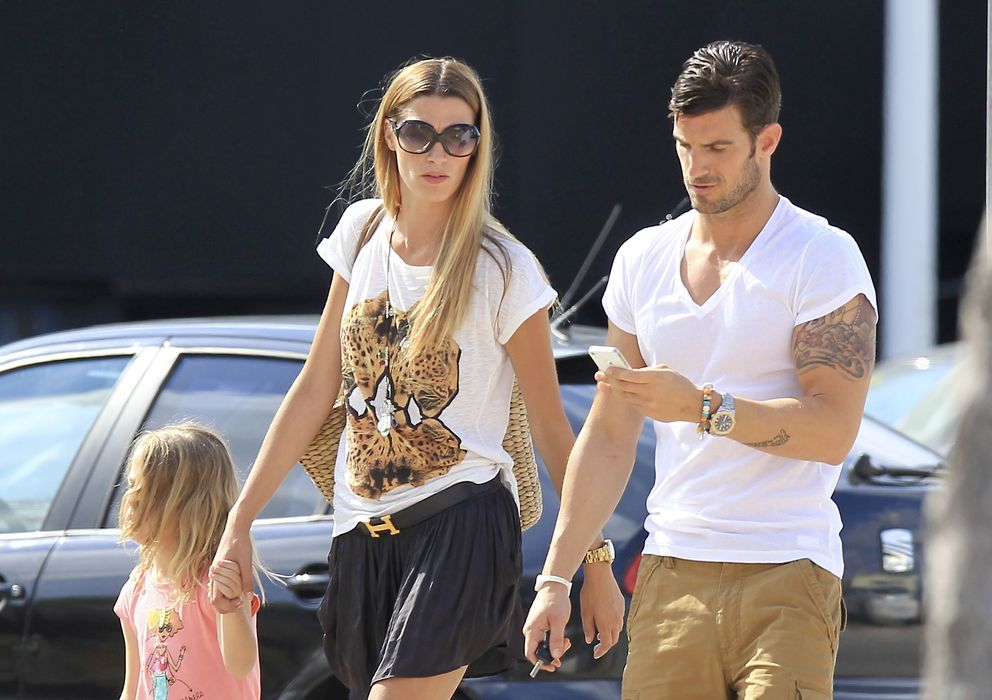Foto: el futbolista Aitor Ocio y la modelo Laura Sánchez junto a su hija Naia en Ibiza en 2012 (Gtres)
