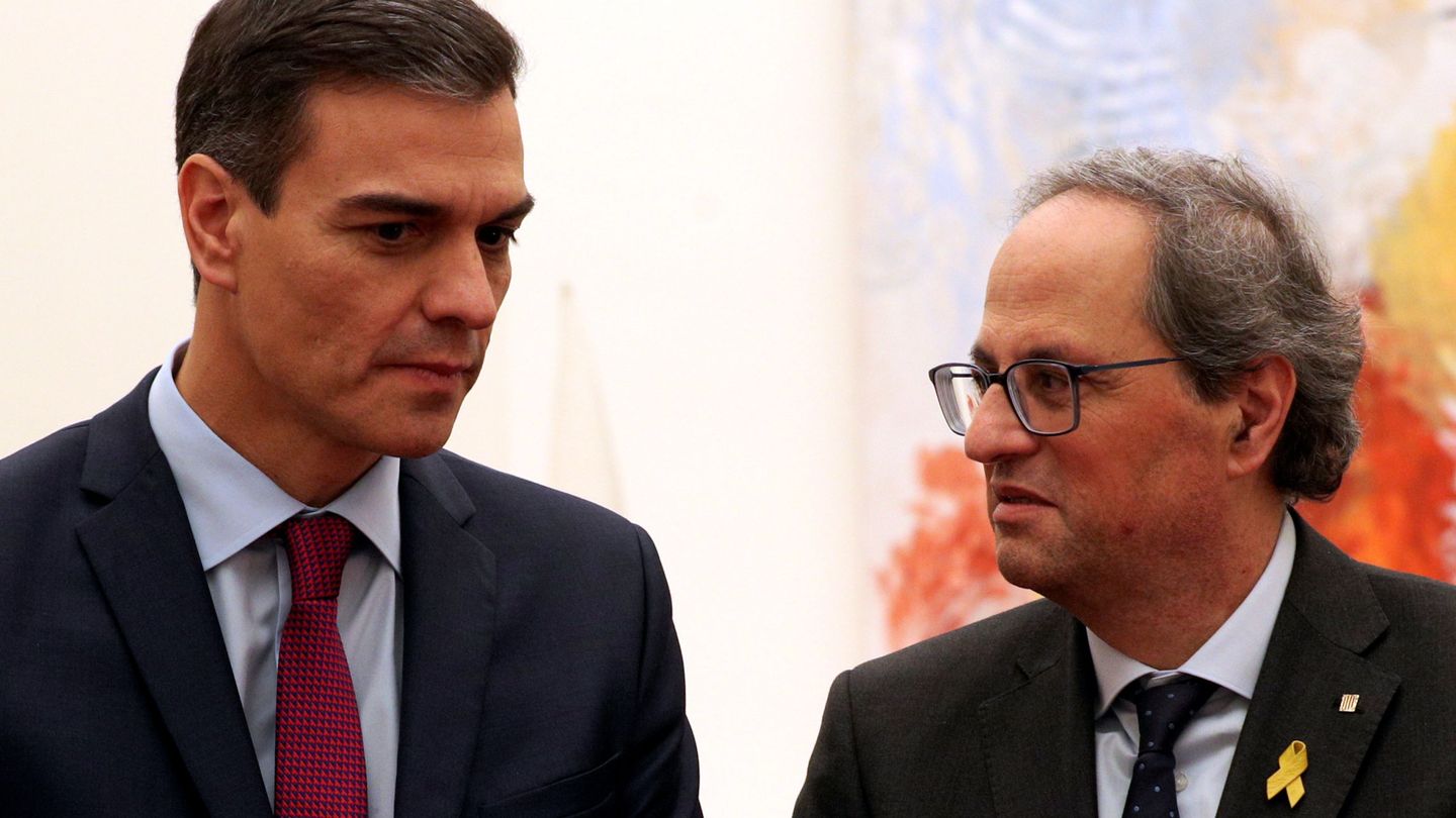 Pedro Sánchez y Quim Torra conversan juntos. (Reuters)