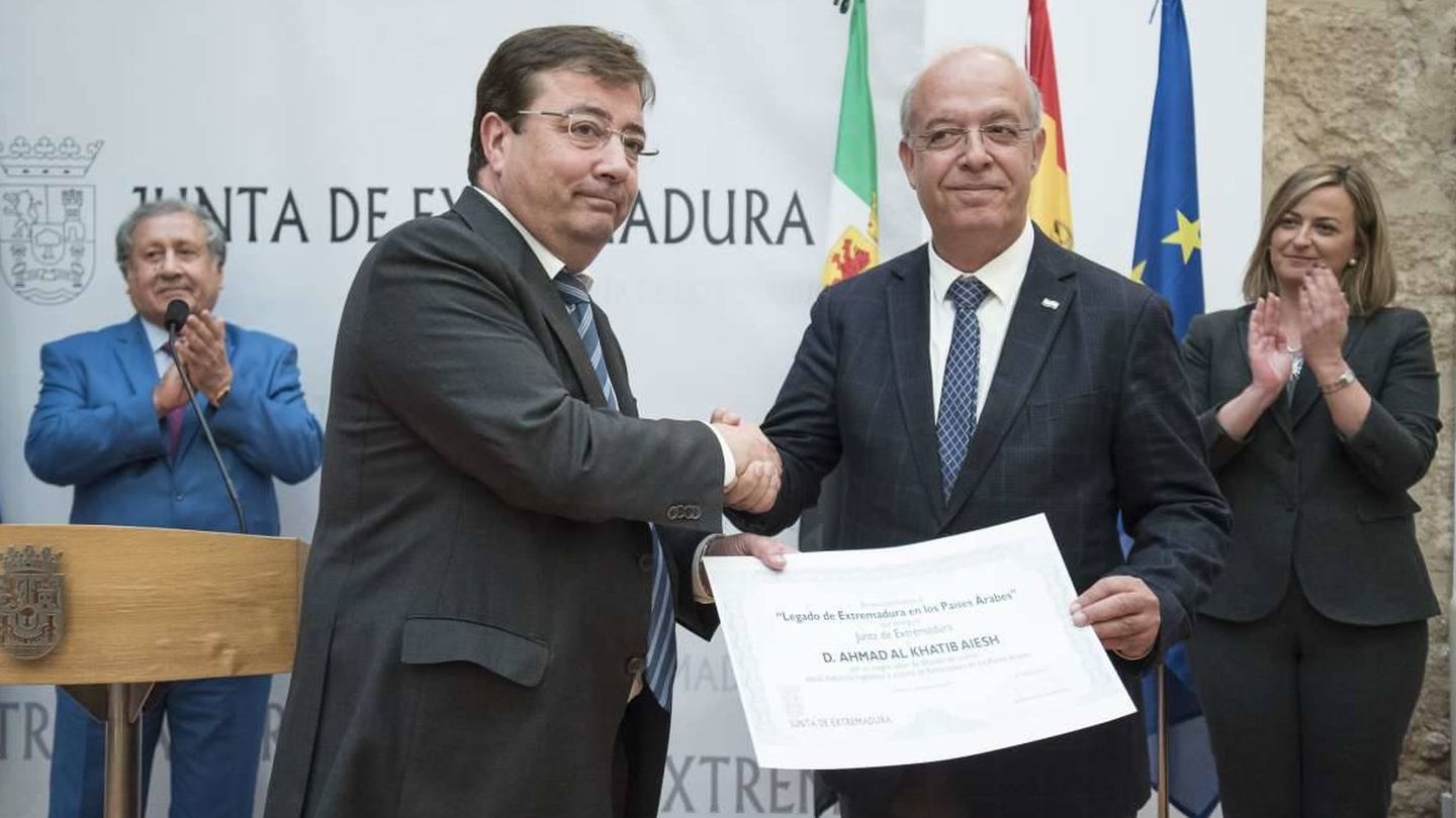 Ahman al Kathib (d), junto al presidente de Extremadura, Guillermo Fernández Vara. (Junta de Extremadura)