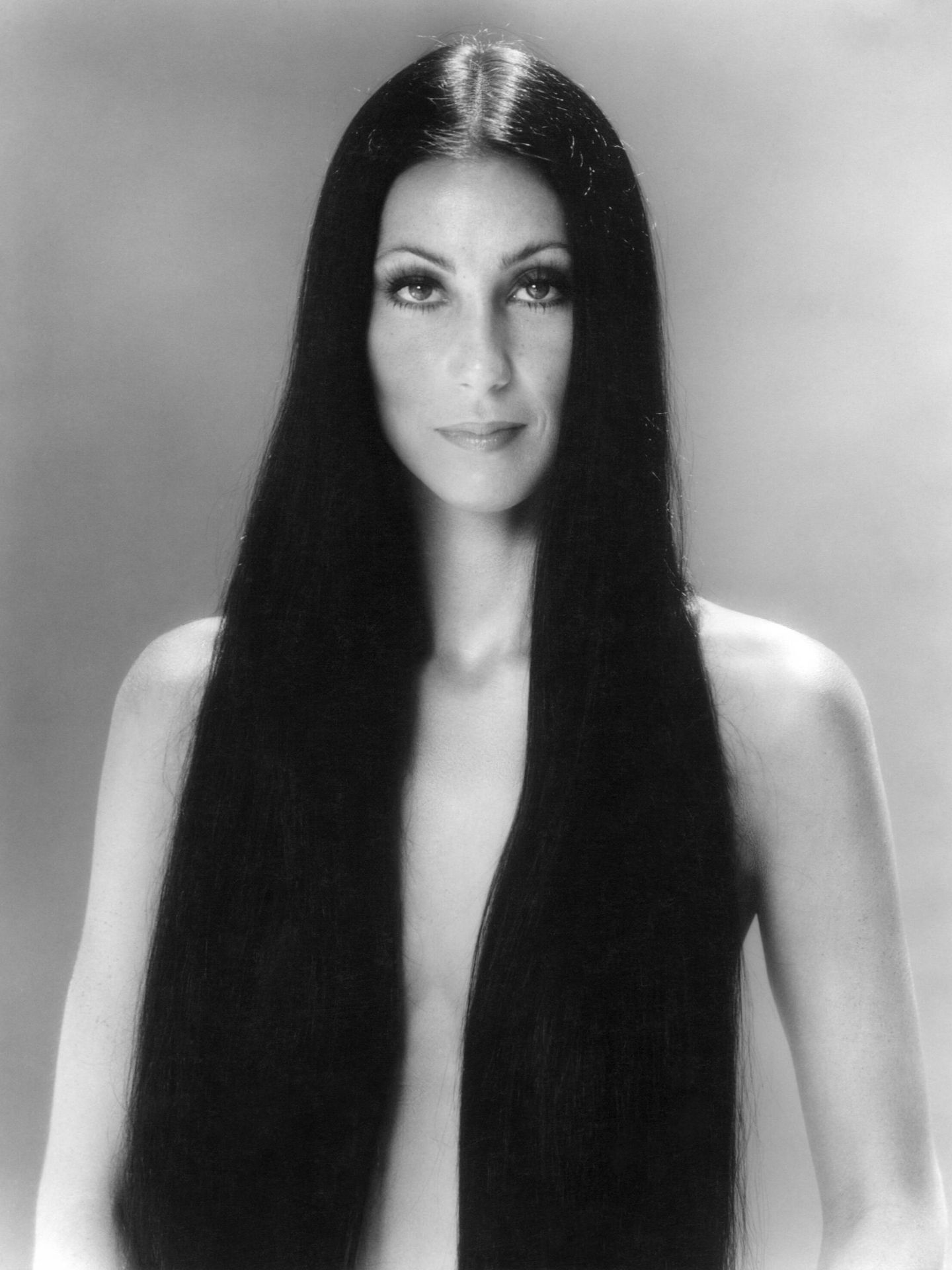 Cher, en 1978 con su larguísima melena cubriendo sus pechos. (Cordon Press/John Engstead/mptvimages)