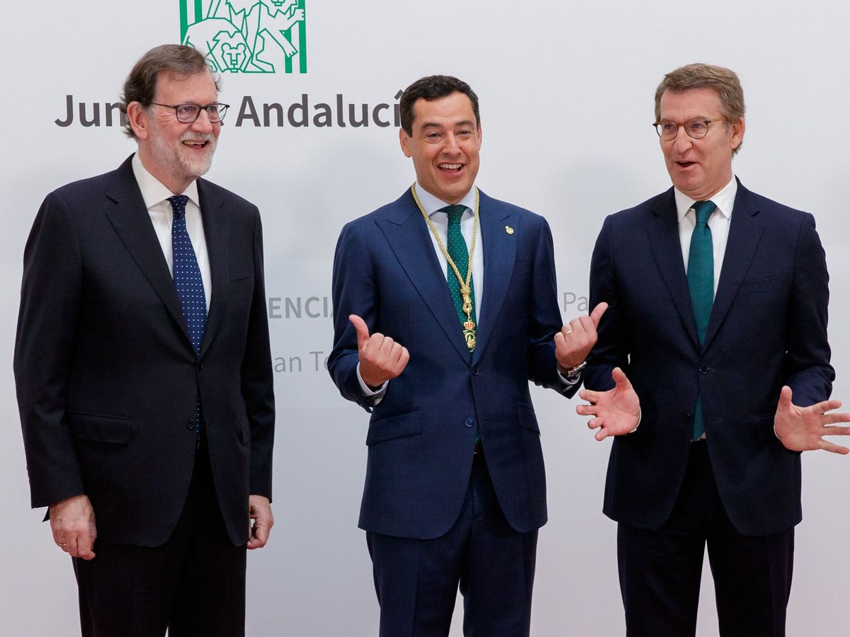 Foto: Juanma Moreno, junto al expresidente Mariano Rajoy y el líder del PP, Alberto Núñez Feijóo. (EFE/Julio Muñoz)