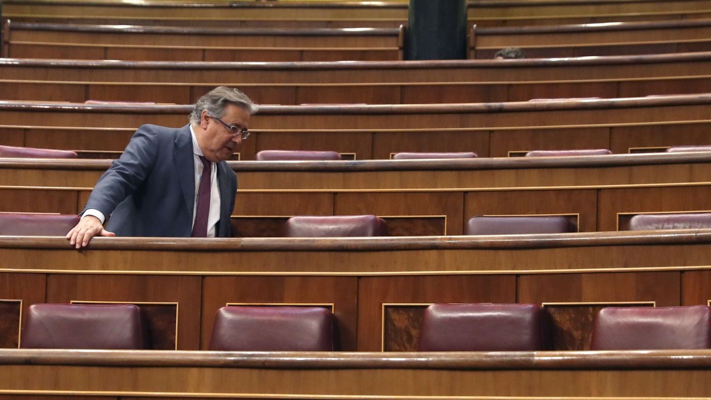 A Rajoy se le vio muy animado junto al exministro Zoido. (EFE)