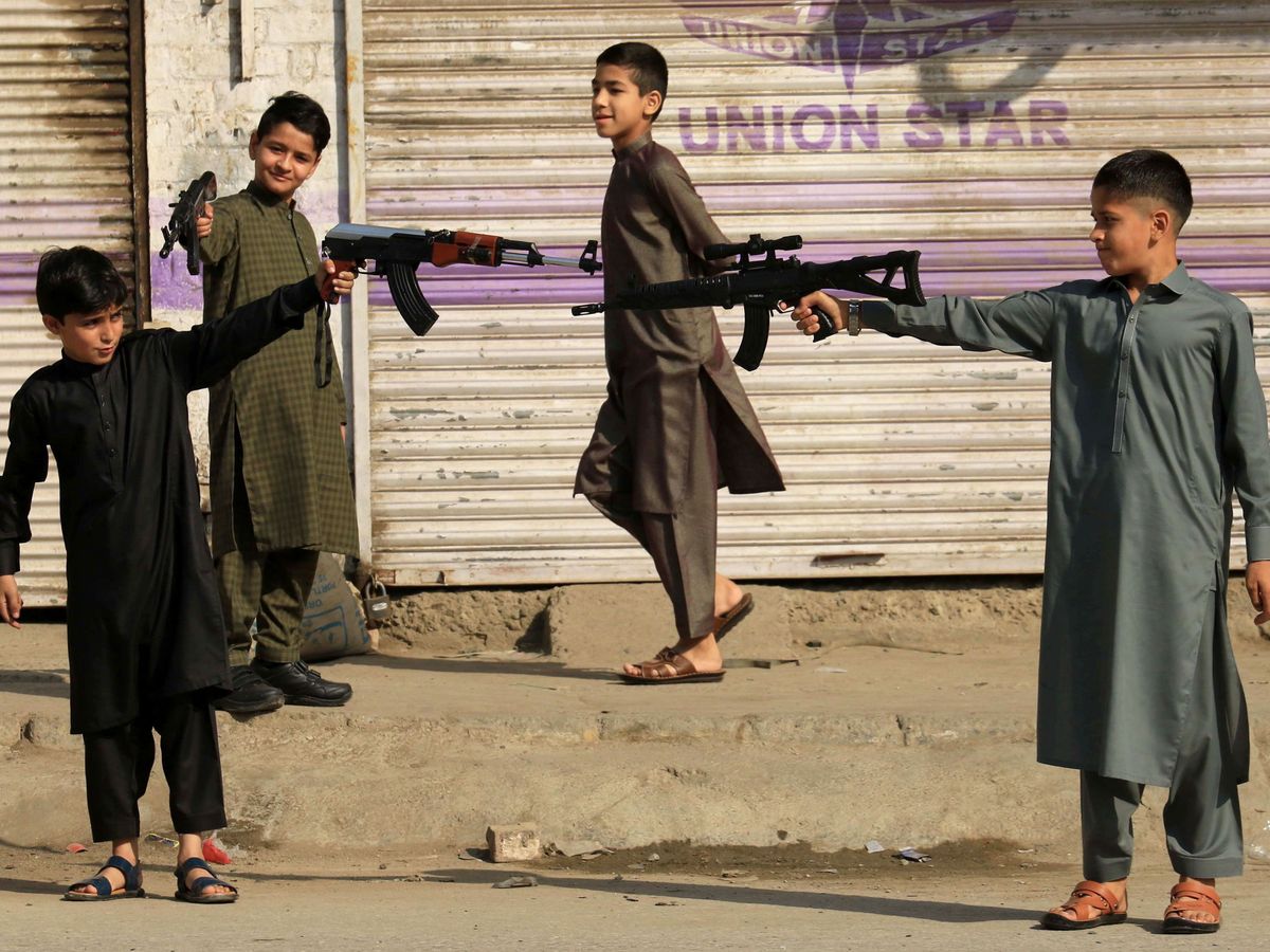 Foto: Niños juegan con armas de juguete en la celebración de ruptura del ayuno tras el ramadán en Peshawar, Pakistán. (EFE)
