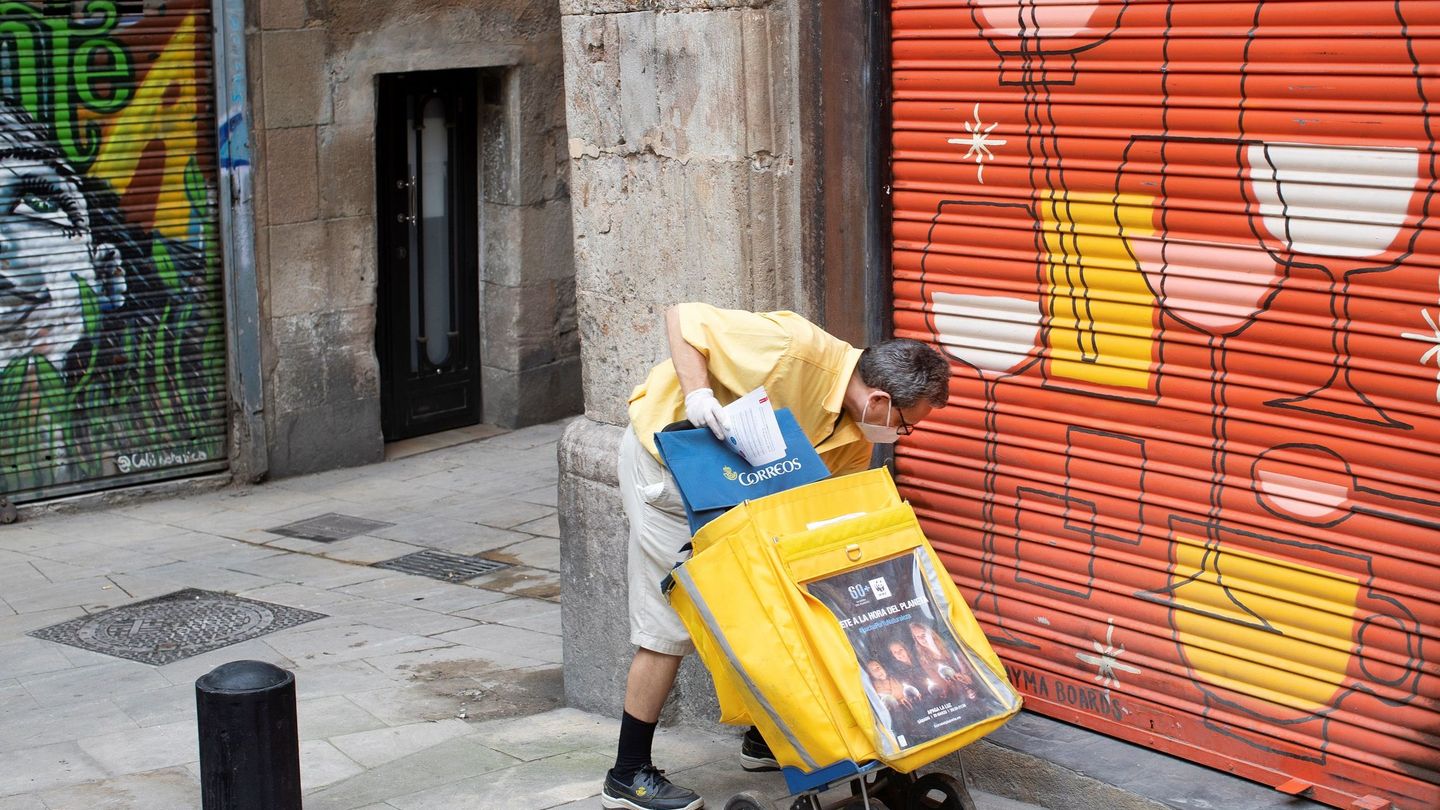 Las altas temperaturas de julio preocupan a un colectivo con una media de edad superior a 50 años. En la foto, un cartero en el Barrio Gótico de Barcelona. (EFE/Marta Pérez)