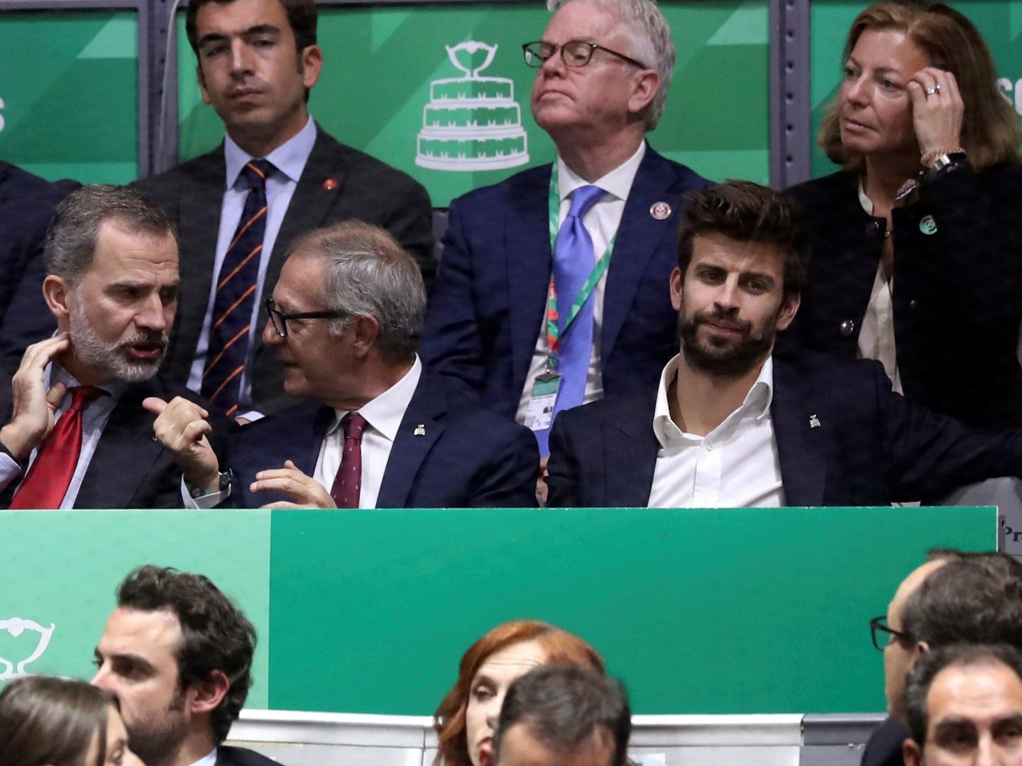 Felipe VI, el ministro de Cultura, José Guirao y el futbolista Gerard Piqué durante la final de la Copa Davis. (EFE)