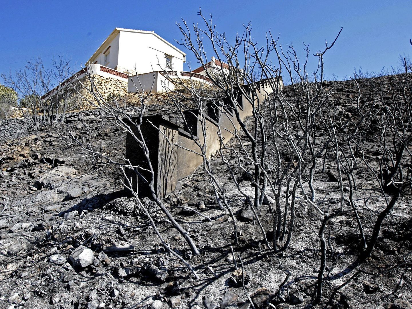Viviendas afectadas por el incendio forestal que se inició en Jávea. (EFE)