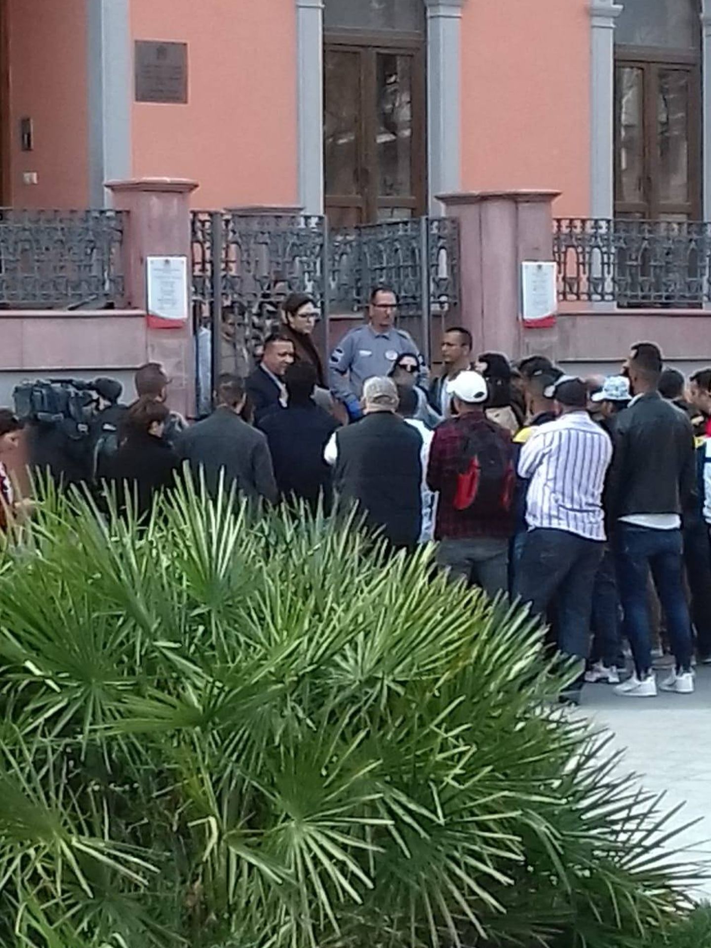 Foto: Marroquíes concentrados ante el Consulado de Marruecos en Algeciras exigen poder regresar a su país.