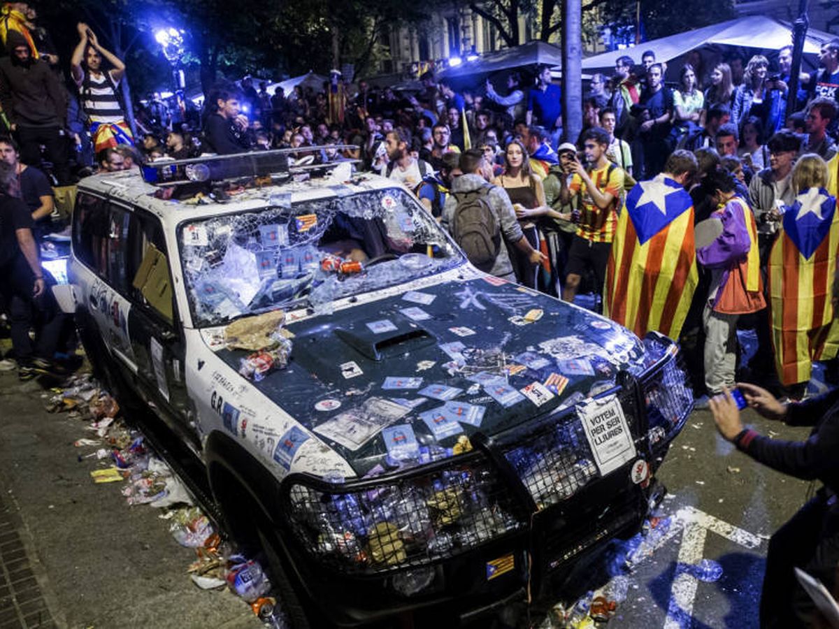Foto: Aspecto de uno de los coches de la Guardia Civil que realizaban un registro con motivo del 1-O en la sede de la Consejería de Economía de la Generalitat. (EFE)
