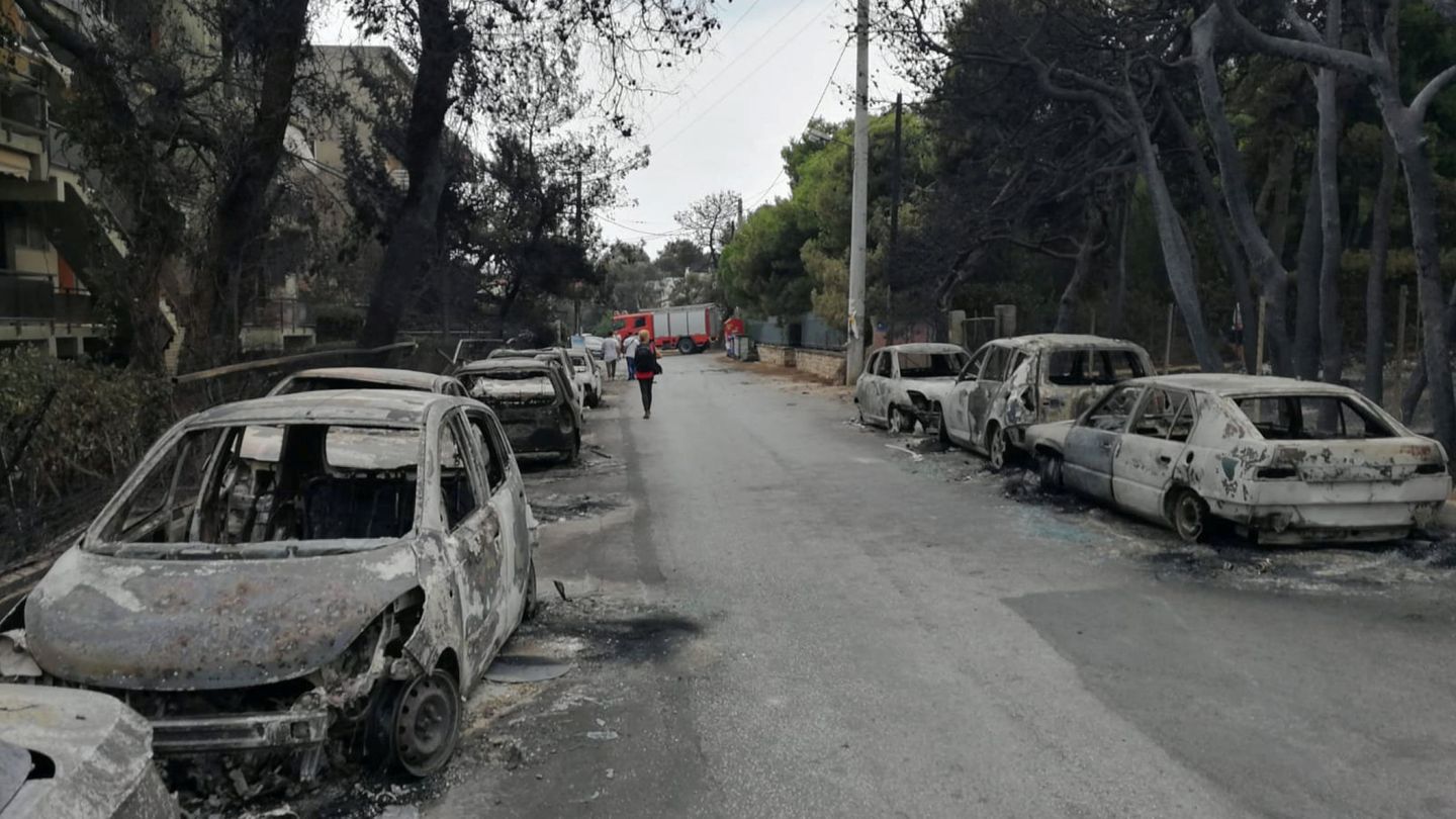 Vehículos quemados en uno de los caminos de acceso a Mati. (Reuters)