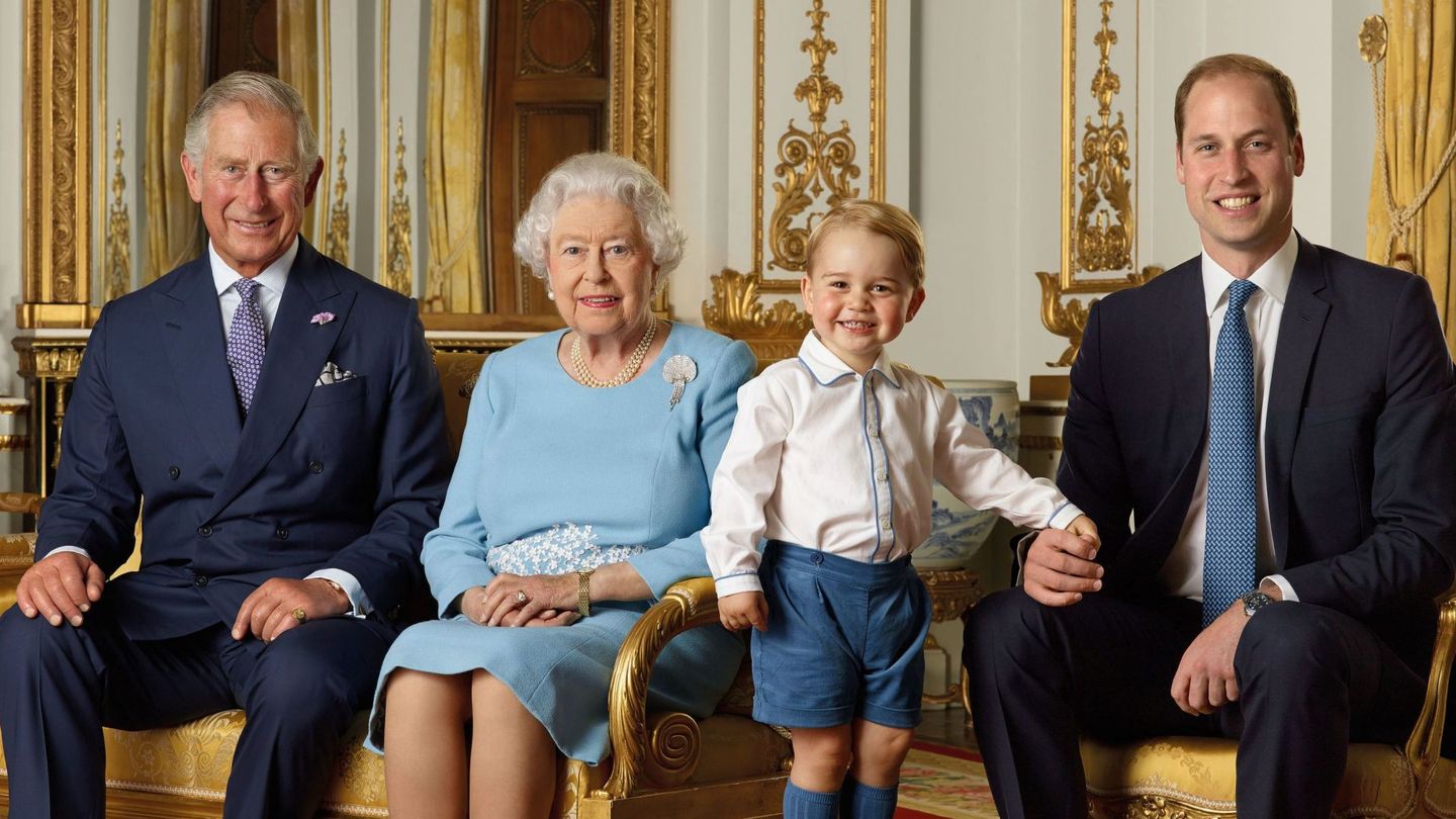 La reina Isabel, con sus herederos. (Buckingham Palace)