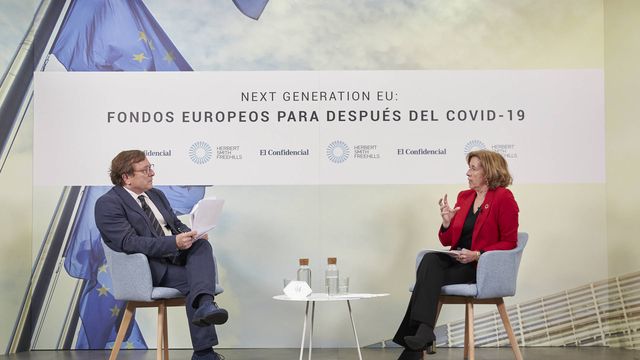 Carlos Sánchez, director adjunto de El Confidencial, y Ana de la Cueva, secretaria de Estado de Economía y Apoyo a la Empresa.