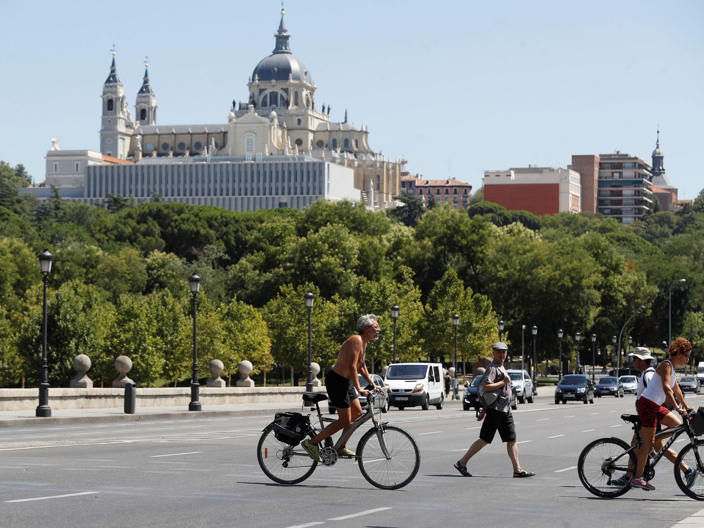 Turistas en bicicleta por Madrid, cerca de la rivera del Manzanares. (EFE)