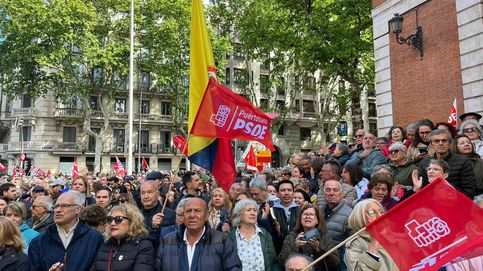 “¡Pedro, quédate!”: miles de militantes socialistas piden al presidente que no dimita
