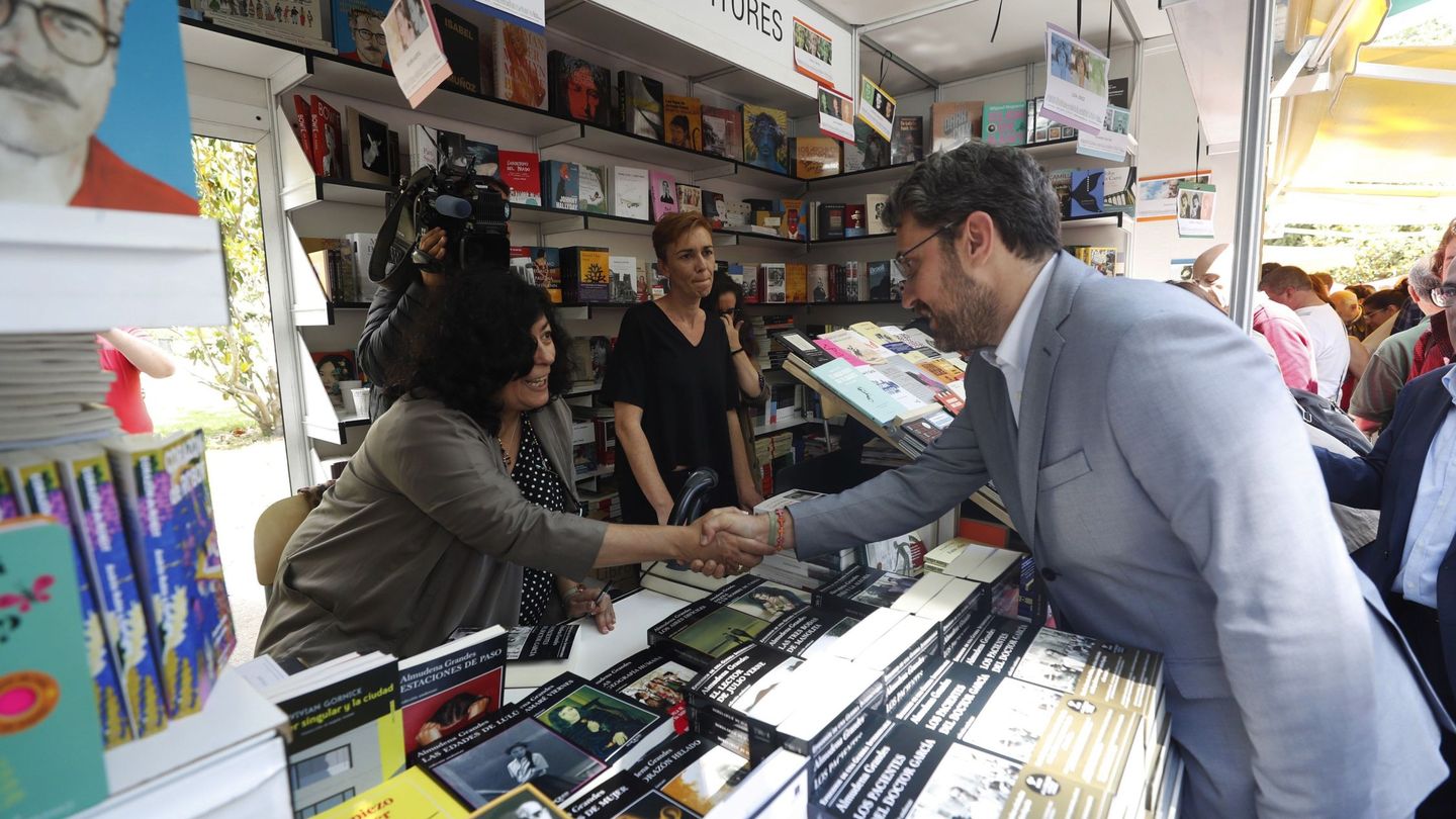 Màxim Huerta, ya nombrado ministro de Cultura, visitó la Feria del Libro pero no en calidad de escritor | EFE