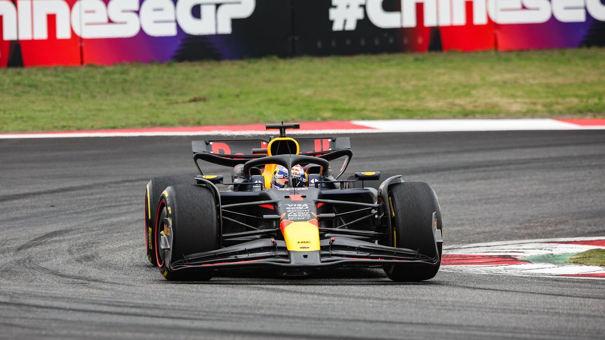 Max Verstappen gana el primer esprint del año y Alonso es sancionado por su incidente con Sainz