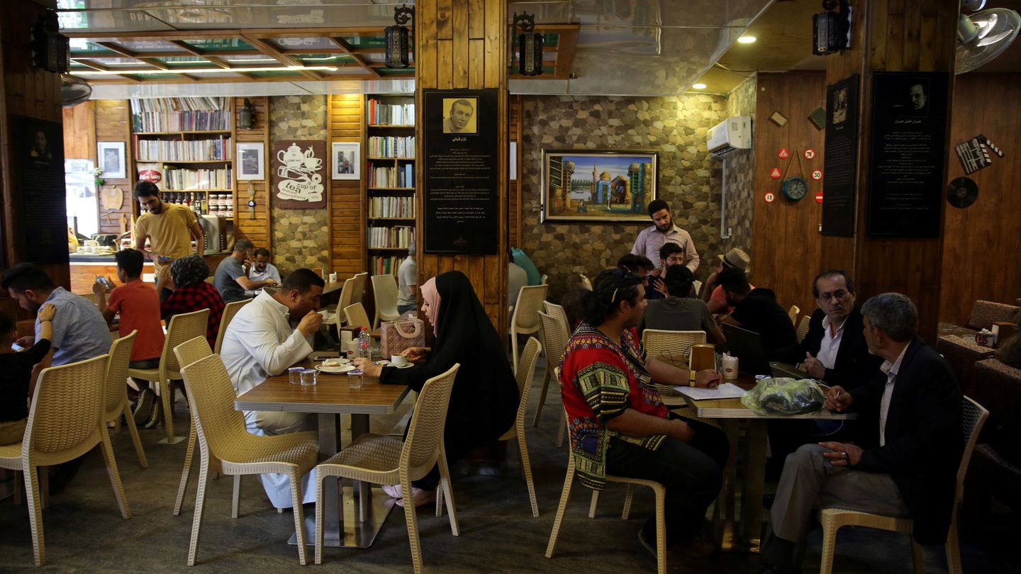 Familias iraquíes en un café de Bagdad, el 11 de mayo de 2018. (Reuters)
