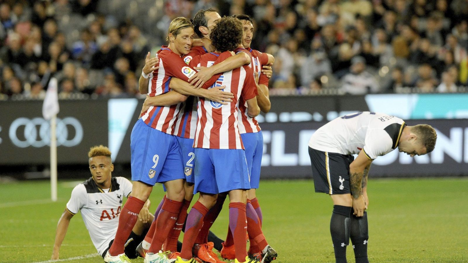 Foto: Los jugadores del Atletico Madrid celebran el gol marcado por Godín (Joe Castro/EFE)