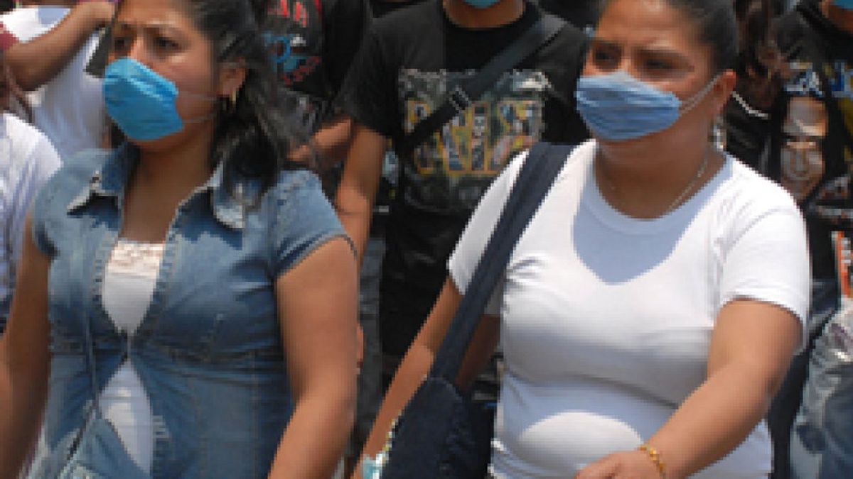 Pasajeros procedentes de México rellenan un breve cuestionario a su llegada a Barajas para estar localizables