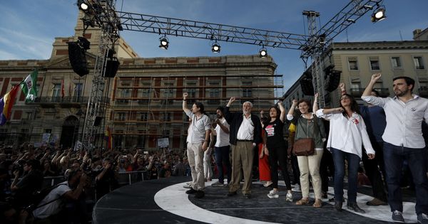 Foto: Pablo Iglesias, junto a otros dirigentes de Unidos Podemos y repsentantes sociales durante una reciente concentración en la Puerta del Sol a favor de la moción de censura. (EFE)