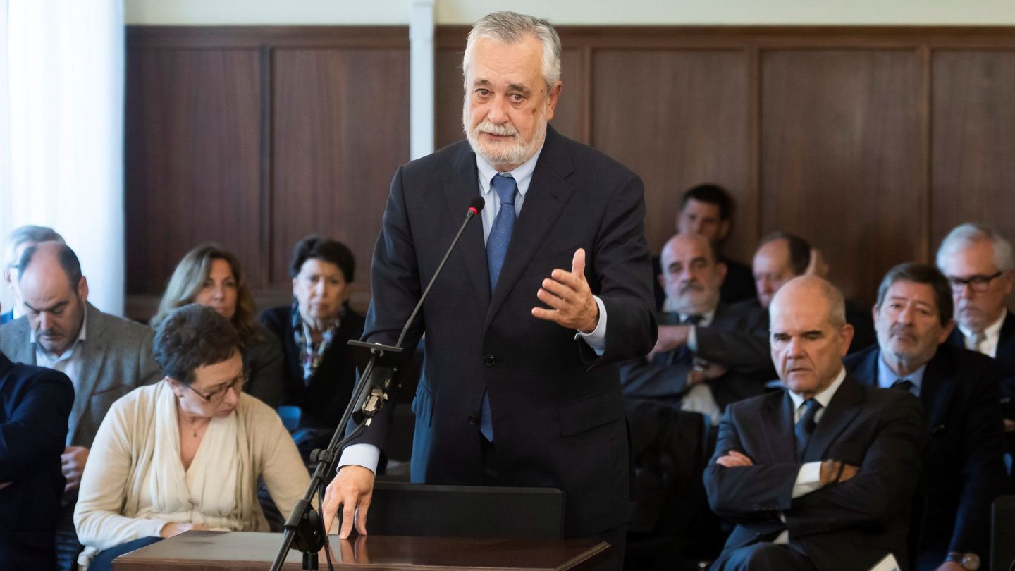 Griñán, durante el uso de derecho a la última palabra en la sala de la Audiencia de Sevilla en la que se juzgó la pieza política del caso ERE. (EFE/Raúl Caro)