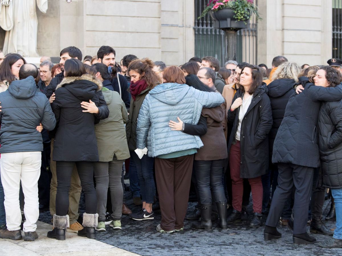 Foto: Trabajadores del Ayuntamiento de Barcelona guardando un minuto de silencio por la muerte del periodista David Caminada en 2020. (EFE/Marta Pérez)