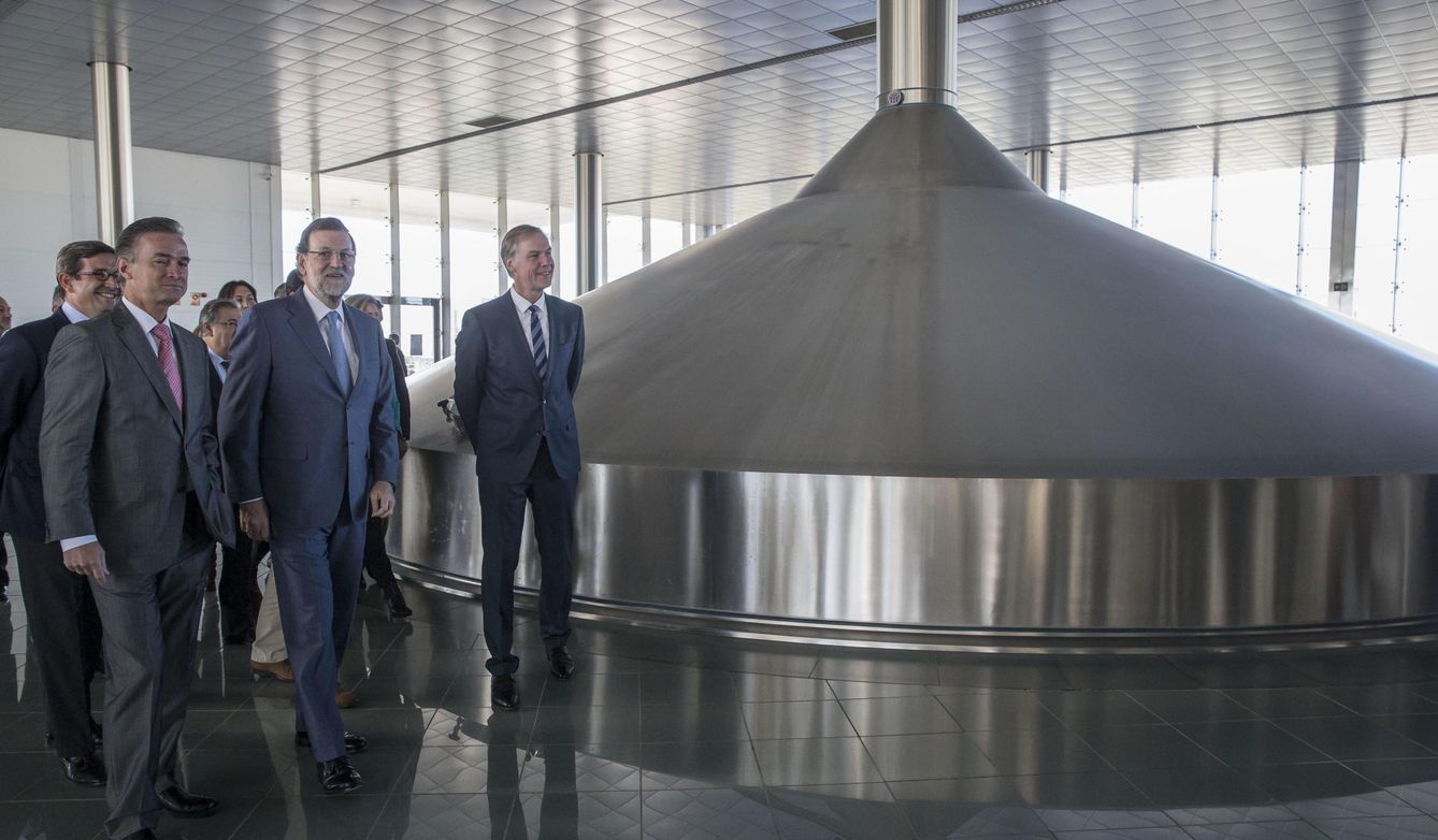 Mariano Rajoy (2d), acompañado por los responsables de Heineken y Cruzcampo, durante su visita a las instalaciones de esta fábrica de cerveza en Sevilla en 2015. (EFE)