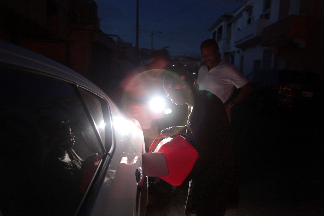 Una mujer llena el depósito de su coche después del paso del huracán María (Reuters)