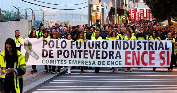 Foto: Miles de personas en una masiva manifestación en apoyo de la fábrica que Ence tiene en la ría de Pontevedra. (EFE)