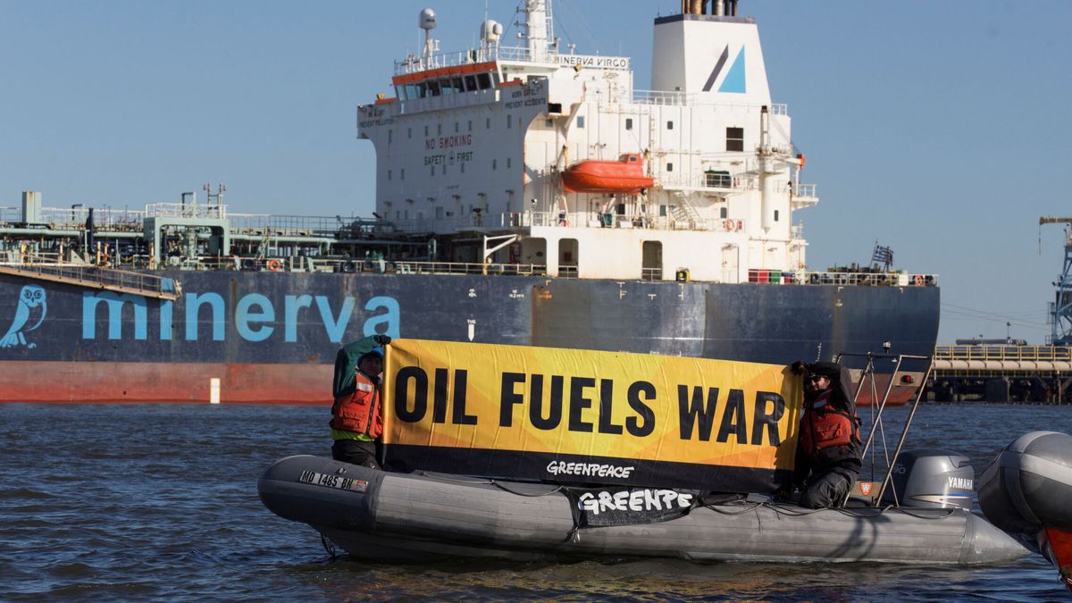 Menos vuelos y más trenes: así propone Greenpeace boicotear el petróleo ruso