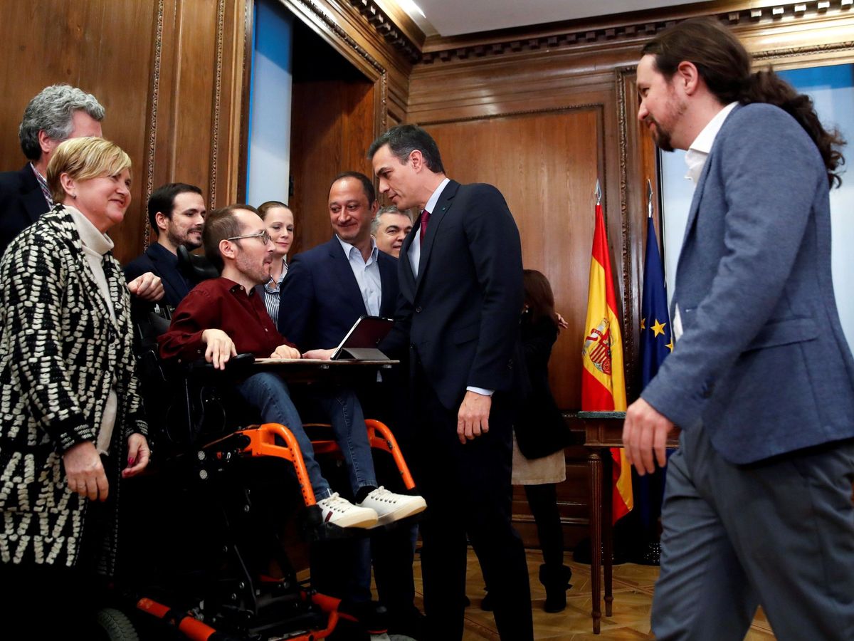 Foto: Pedro Sánchez y Pablo Iglesias, junto con distintos dirigentes de PSOE y UP, este 30 de diciembre en el Congreso. (EFE)