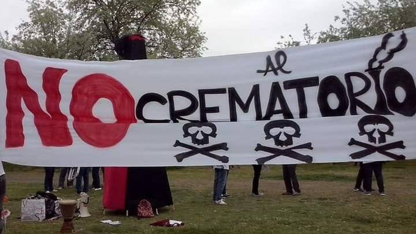 Una pancarta contraria al crematorio cuelga en Valdemoro. (Cedida)