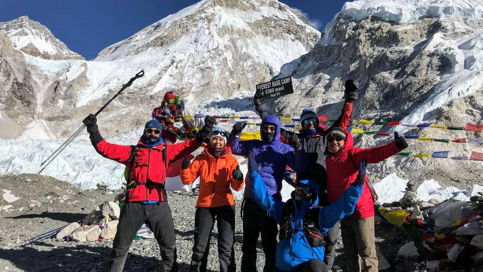 Foto: El grupo en el campo base del Everest. (Foto: Víctor García).