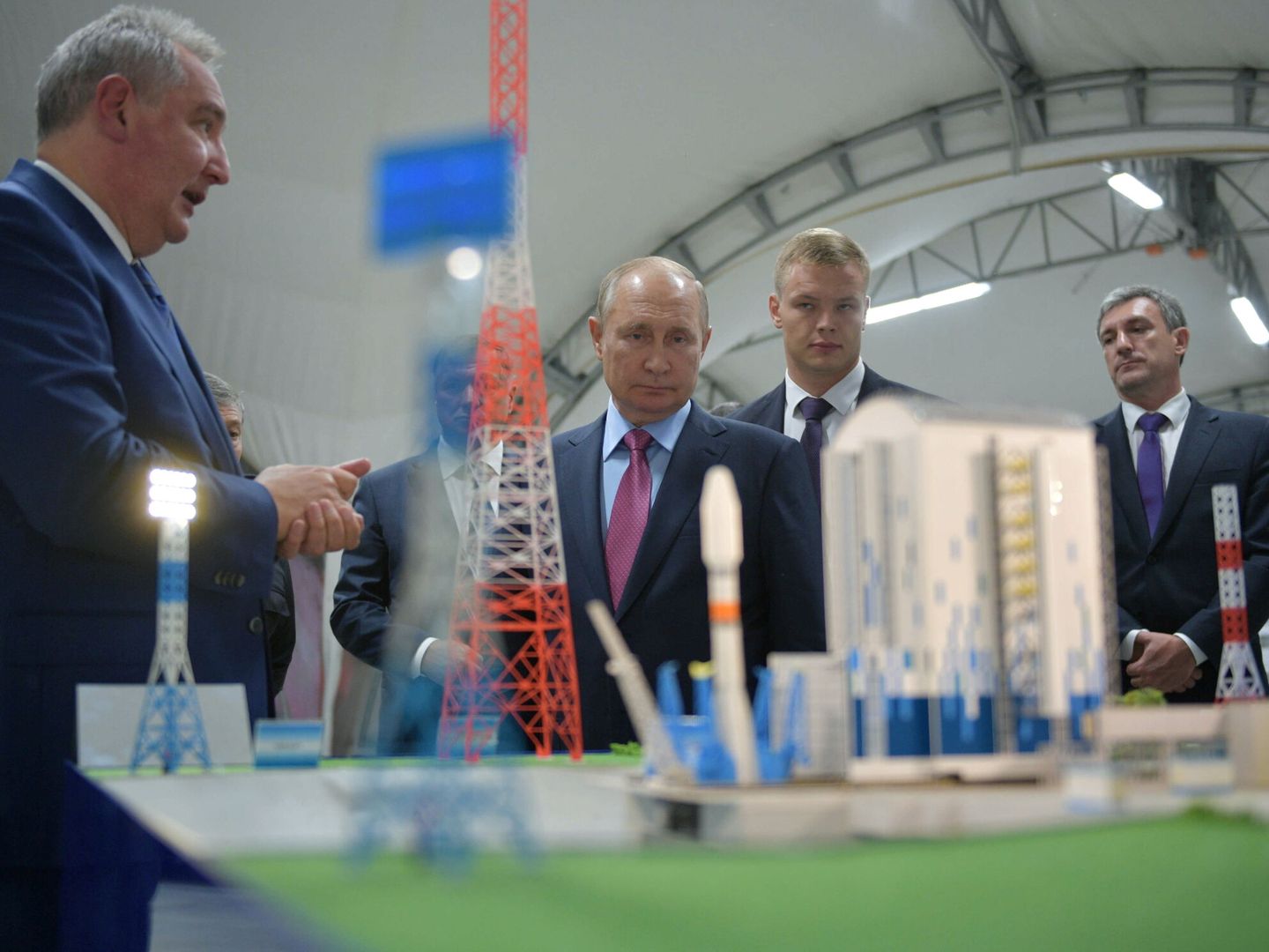 Rogozin y Putin ante una maqueta del fallido nuevo centro espacial de Roscosmos.