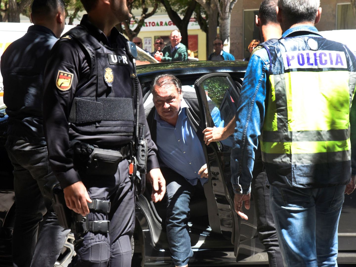 El ya expresidente del Huesca Agustín Lasaosa, tras su detención. (EFE)