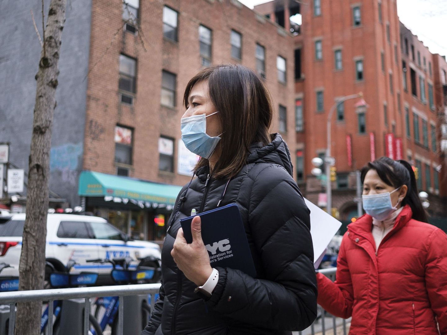 Dos mujeres pasean con mascarillas por Chinatown, barrio de Nueva York. (Reuters)